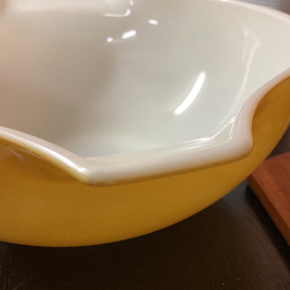Vintage (c. 1972) “Butterfly Gold” Pyrex nesting bowl - Picture 9 of 9